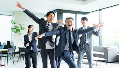 踊り狂うスーツ姿のビジネスマンたち