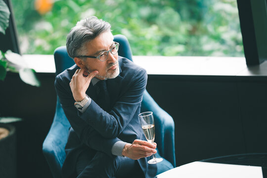 ウンジでシャンパンを飲むシニア経営者