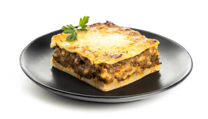 Frisches Moussaka auf schwarzer Teller isoliert auf wei&szlig;en Hintergrund, Freisteller