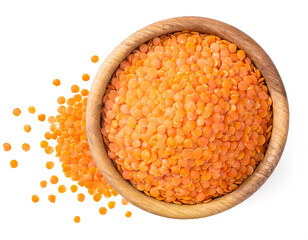 Rote Linsen in Holzsch&uuml;ssel isoliert auf wei&szlig;en Hintergrund, Freisteller, Draufsicht 