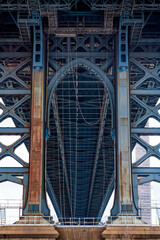 Puente de Dumbo ubicado en Brooklyn, vista desde la parte de abajo en blanco y negro