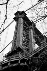 Puente de Dumbo ubicado en Brooklyn, visto desde la parte baja en blanco y negro