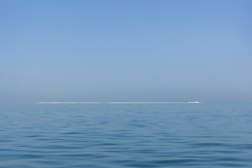 Obraz premium A wide view of Jarada island, a sand bar in the middle of the sea during low tide