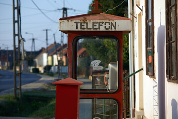 Stara budka telefoniczna i skrzynka pocztowa przy budynku poczty na Węgrzech - obrazy, fototapety, plakaty