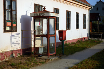 Stara budka telefoniczna i skrzynka pocztowa przy budynku poczty na Węgrzech - obrazy, fototapety, plakaty