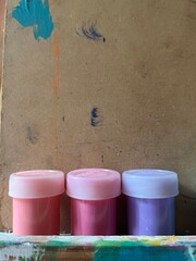 frasquitos con pintura de varios colores
