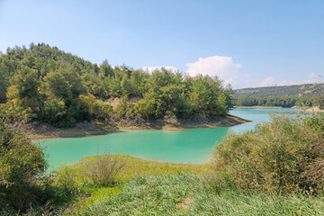 Obraz premium View of a fjord of Seyhan Dam Lake in Suleyman Demirel Arboretum in Adana 