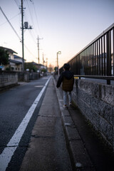 夕方の街の小道を散歩する子供