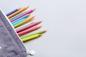 Naklejka premium Case with many colorful pencils on grey background