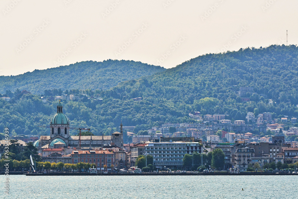 Wall mural Il panorama della città di Como dal Lario.