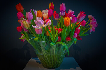 Tulipany ozdobne różne światowe odmiany w wazonowym wiosennym bukiecie. - obrazy, fototapety, plakaty