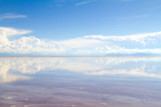 Cielo azul con nubes reflejo natural en el salar de Uyuni Bolivia.