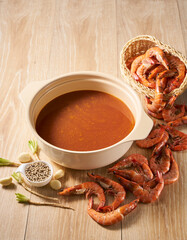 The soup made from shrimp shells is fragrant and delicious in the morning.