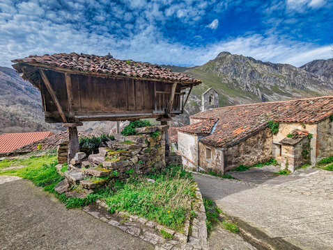 Church and horreo, Pig&uuml;e&ntilde;a village, Somiedo Natural Park and Biosphere Reserve, Asturias, Spain