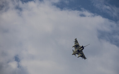 Fototapeta na wymiar Fighter jet in the sky