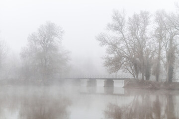 Pont sous la brume