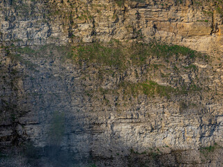 Felswände im Steinbruch