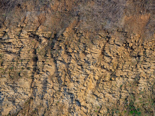 Felswände im Steinbruch
