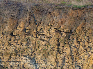 Felswände im Steinbruch
