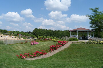 Landschaftspark mit Blumen in Lichtenau in Sachsen