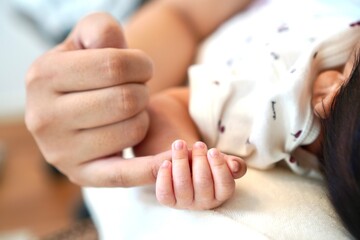赤ちゃんの握る手