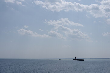 3月とはいえ海からの風は厳しい。防波堤越しに太平洋を望んだ。海はまだ冬の色を残したまま、ゆったりと果てしなく広がっていた。モノトーンの世界。聞こえてくるのは波の音だけ。ときおり鳥のさえずりが上空から聞こえてくる。じっと沖合を眺めていると、この大自然のなかに吸い込まれていくような錯覚に陥る。フェリーで旅をした思い出が蘇ってきた。