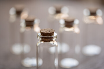 frascos de vidrio vacíos con tapa de corcho  organizados en formación triangular, 