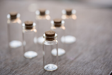 conjunto de frascos de vidrio vacíos con tapa de corcho sobre mesa de madera