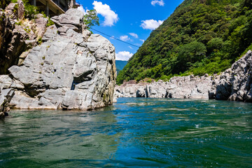 大歩危峡観光遊覧船から見た、大歩危渓谷を流れる吉野川と青空