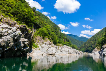 大歩危峡観光遊覧船から見た、大歩危渓谷を流れる吉野川と青空