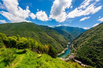 Fototapeta na wymiar 夏の徳島県・大歩危渓谷の小歩危展望台から見た、小歩危峡の風景と青空