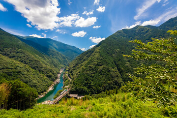 夏の徳島県・大歩危渓谷の小歩危展望台から見た、小歩危峡の風景と青空