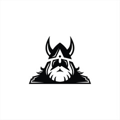 Desain logo viking. Simbol prajurit Nordik. Lambang Norseman bertanduk. Ikon kepala pria barbar dengan helm tanduk dan janggut. 