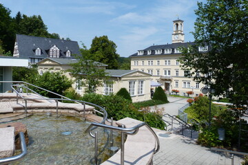 Thermalbad Wiesenbad einem historischen Kurort in Sachsen mit Wandelhalle, Quellenhaus, Kurhaus und Badehaus