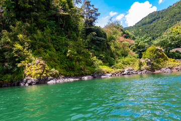 夏の高知県で見た、屋形船仁淀川からの風景と青空
