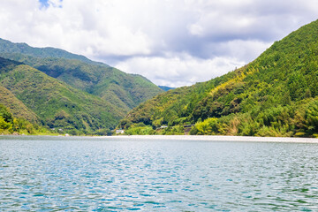 Fototapeta na wymiar 夏の高知県で見た、屋形船仁淀川からの風景と青空