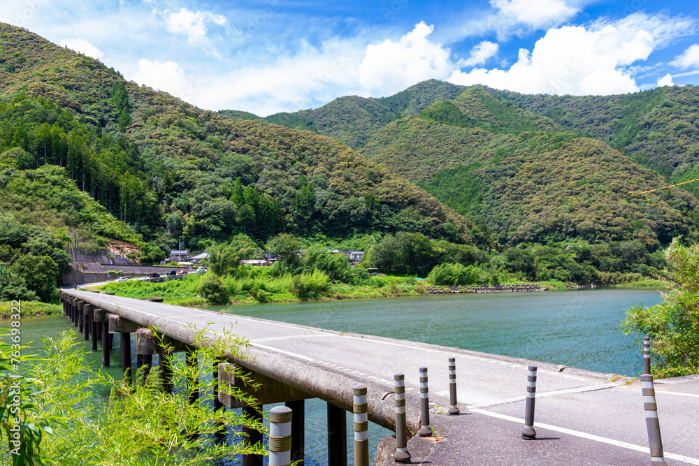 Sticker 夏の高知県で見た、仁淀川下流にある名越屋沈下橋と青空