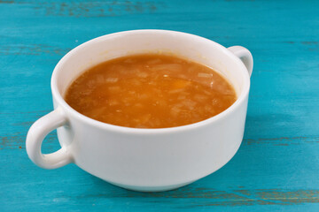 メキシコの牛肉のバルバコアのコンソメ 青背景　コピースペースあり
Mexican consomé de barbacoa de res (consommé of beef barbacoa) on blue background, copy space available

