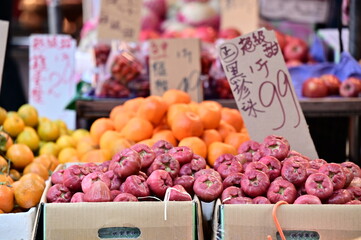TW-01.11.24:A close-up shot features black pearl wax apples at a market stall. Originating from Taiwan, they have deep purple skin and sweet, juicy white flesh. Rich in vitamin C, potassium, and fiber