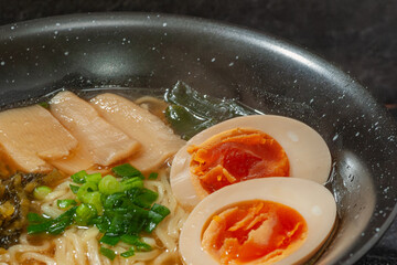 あなたのお腹を満たす最高の一杯、燻製玉子のトッピングが光る醤油ラーメン