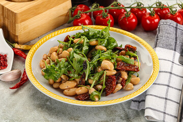 White canned beans with arugula and dry tomatoes