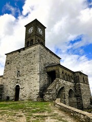 Fototapeta na wymiar アルバニアのジロカストラにある石造りの時計塔