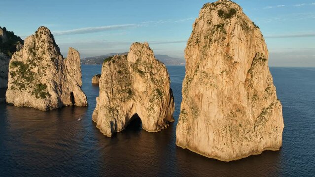 I Faraglioni nel mare di Capri. Italia di lusso.
Riprese aeree di drone dell'isola di Capri al tramonto. La luna spunta dietro i faraglioni.
