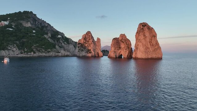 I Faraglioni nel mare di Capri. Italia di lusso.
Riprese aeree di drone dell'isola di Capri al tramonto. La luna spunta dietro i faraglioni.