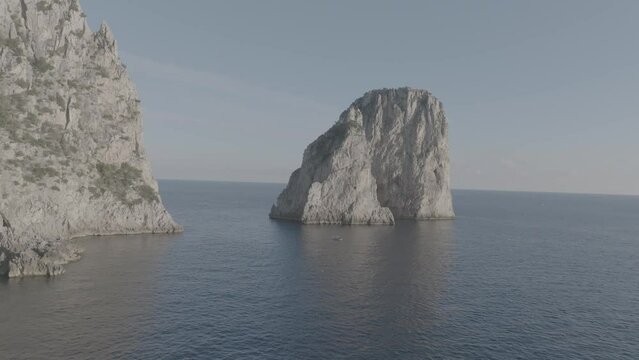 I Faraglioni nel mare di Capri. Italia di lusso.
Riprese aeree di drone dell'isola di Capri al tramonto. La luna spunta dietro i faraglioni.
