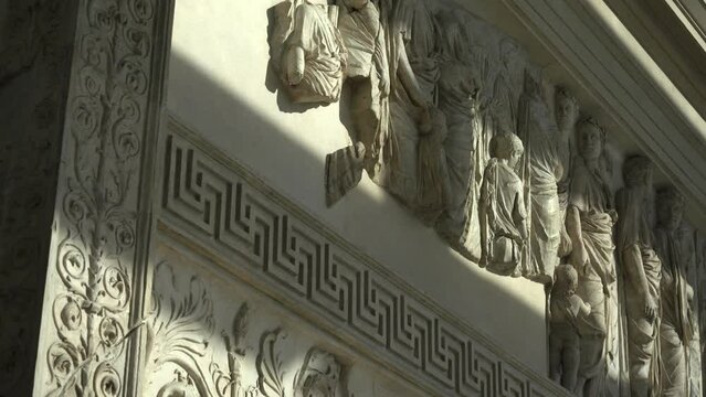 Altare dell'Ara Pacis Augustae a Roma. (Altare della pace di Augusto).
Primo piano del bassorilievo dell'ara pacis