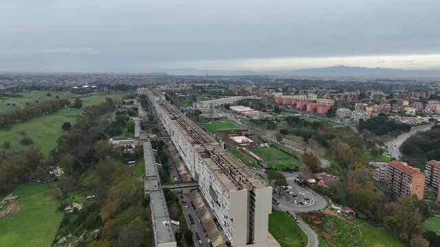 Veduta aerea del Nuovo Corviale detto "il Serpentone" per la sua lunghezza. 
Un complesso residenziale di Roma, Italia, situato nella periferia sud-occidentale della capitale.