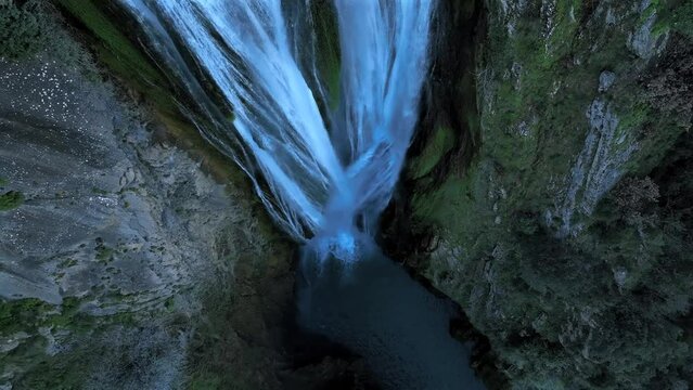 le cascate di Tivoli, citt&agrave; vicino Roma, famosa Villa Adriana e Villa D'este. Italia.
Vista aerea della cascata del fiume Aniene.