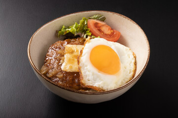 チーズハンバーグ丼（ロコモコ）