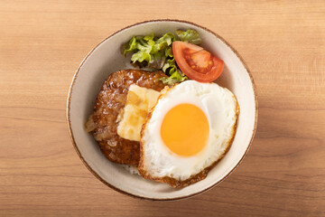 チーズハンバーグ丼（ロコモコ）